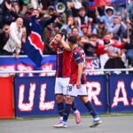 Orsolini esulta insieme a Cambiaghi dopo il gol al Pisa