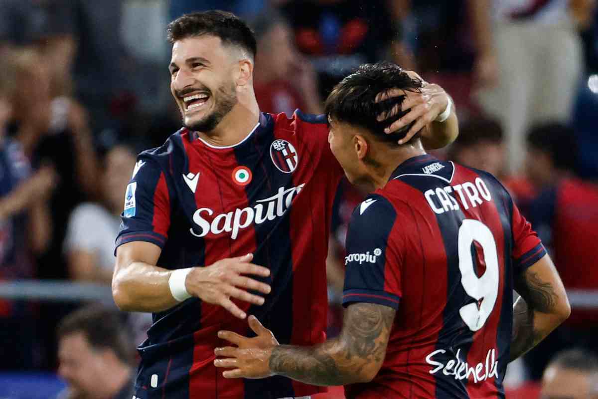 Orsolini e Castro esultano dopo un gol