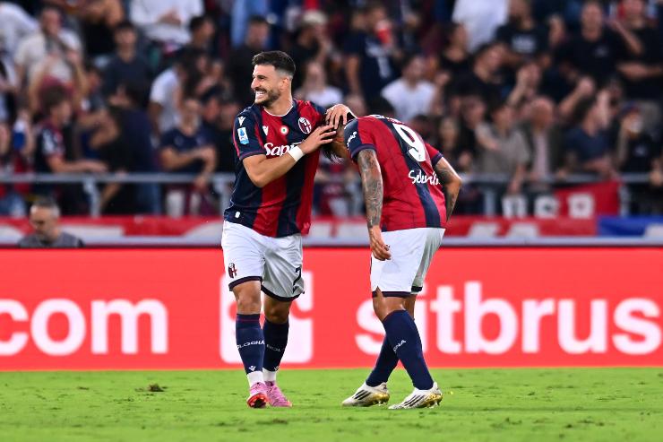 Orsolini e Castro esultano dopo il gol