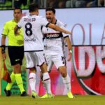 Riccardo Orsolini e Remo Freuler festeggiano il gol in Cagliari-Bologna (2024)