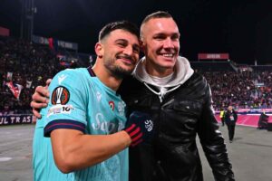 Orsolini e Skorupski festeggiano dopo Boplogna-Salisburgo di Europa League