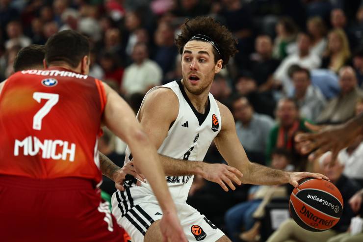 Alessandro Pajola gestisce il pallone