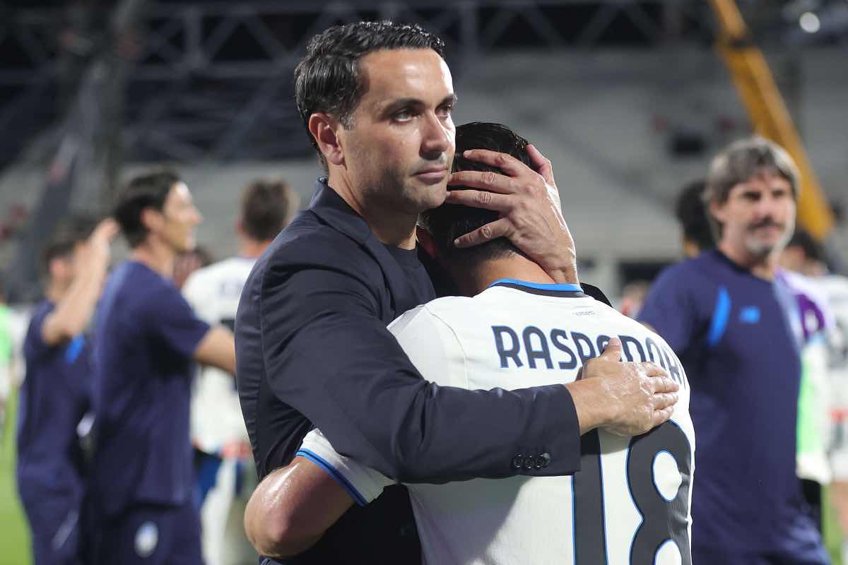 Raffaele Palladino abbraccia Raspadori al termine di Fiorentina-Bologna