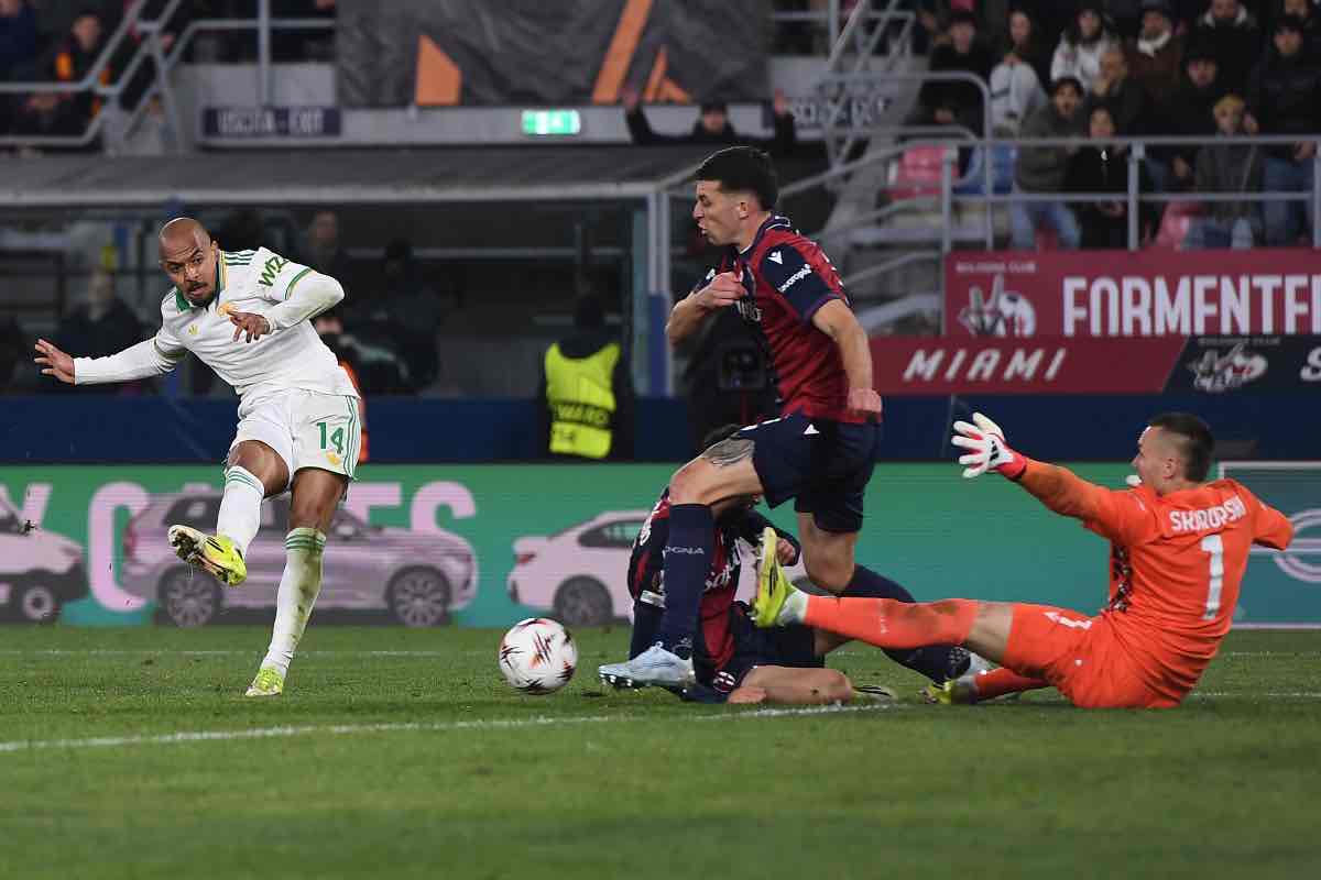 Il tiro di Malen che finirà sul palo in Bologna-Roma di Europa League