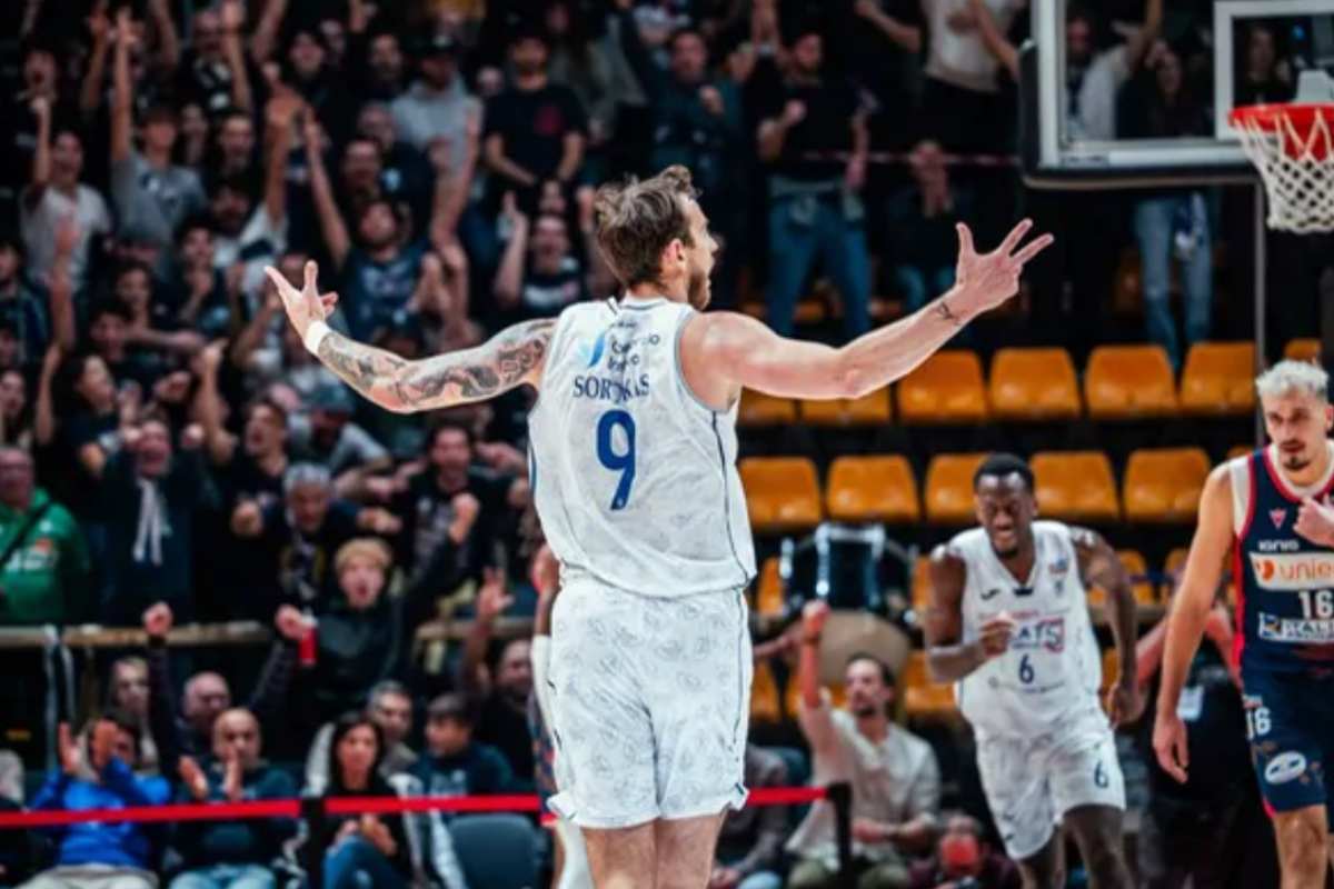 Paulius Sorokas esulta dopo un canestro