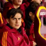Paulo Dybala in panchina scruta il futuro