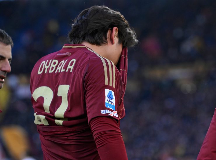 Dybala con la maglia in faccia