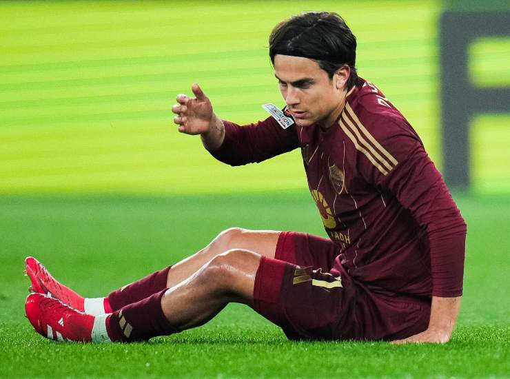 Dybala seduto sul campo
