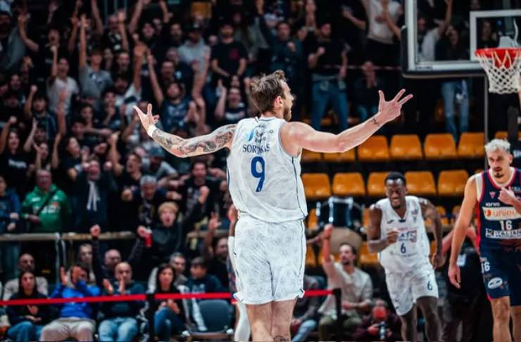 Paulus Sorokas esulta dopo una tripla contro Forlì