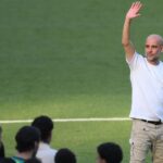Pep Guardiola saluta il City