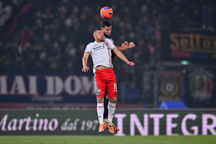 Nicolò Casale in contrasto aereo