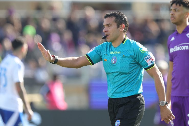  FEBRUARY 16: Marco Piccinini referee gestures during the Serie A match between Fiorentina and Como at Stadio Artemio Franchi on February 16, 2025 in Florence, Italy.