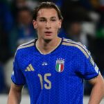 Pio Esposito in primo piano con la maglia dell'Italia