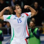 Esposito esulta con la maglia dell'Italia