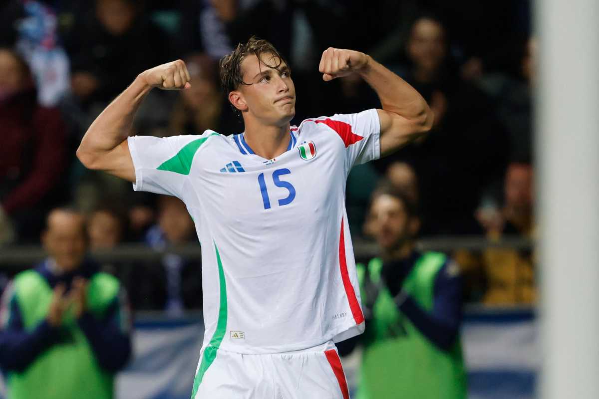 Esposito esulta con la maglia dell'Italia
