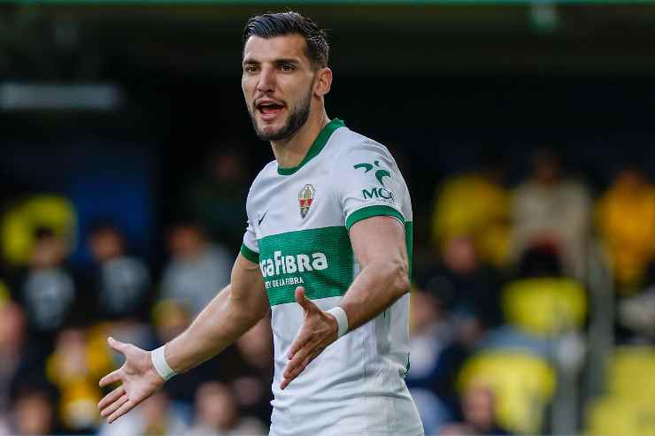 Rafa Mir in campo con la maglia dell'Elche
