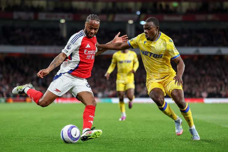 Raheem Sterling in azione con la maglia dell'Arsenal