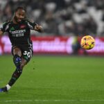 Raheem Sterling in azione con la maglia dell'Arsenal