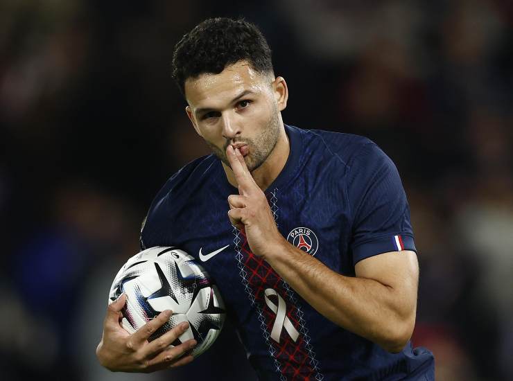 Ramos esulta con la palla in mano