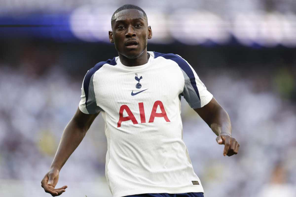 Randal Kolo Muani con la maglia del Tottenham