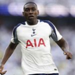 Randal Kolo Muani con la maglia del Tottenham