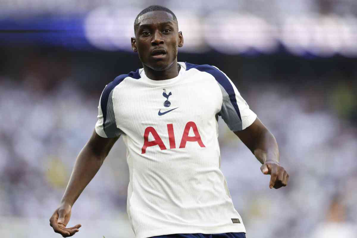 Randal Kolo Muani con la maglia del Tottenham