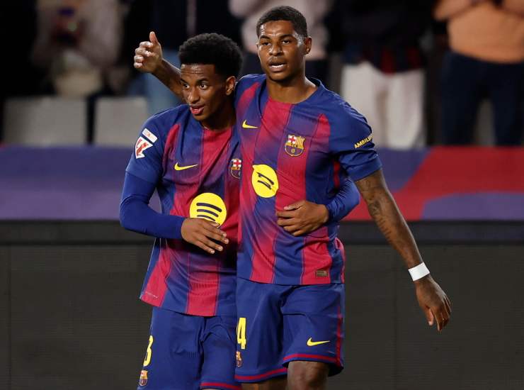 Rashford abbraccia un compagno