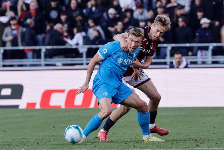 Rasmus Hojlund in azione contro il Bologna