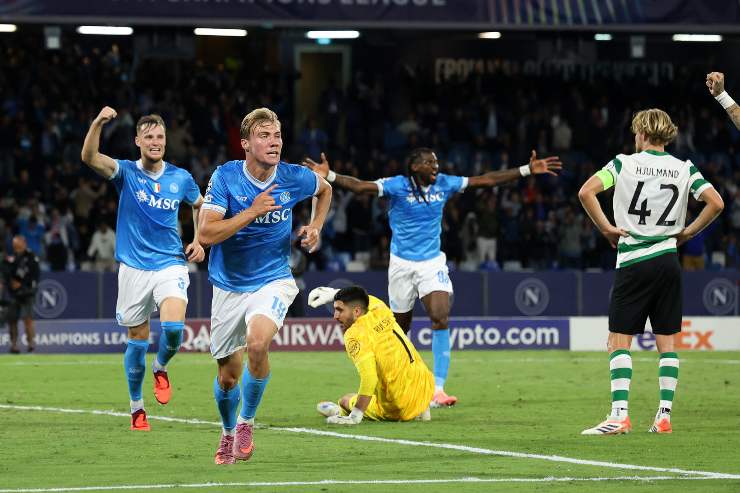 Højlund esulta dopo il gol