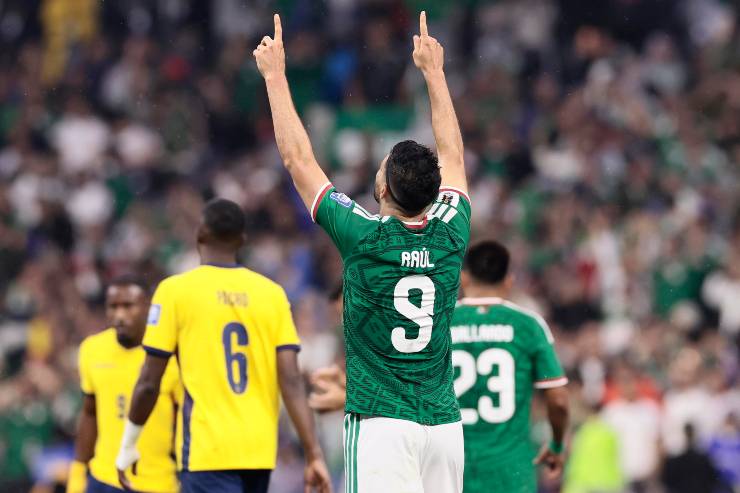 Raúl Jiménez esulta dopo il gol