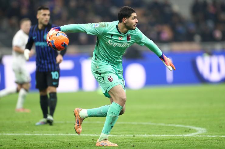 MILAN, ITALY - JANUARY 04: Federico Ravaglia of Bologna FC in action during the Serie A match between FC Internazionale and Bologna FC 1909 at Giuseppe Meazza Stadium on January 04, 2026 in Milan, Italy.