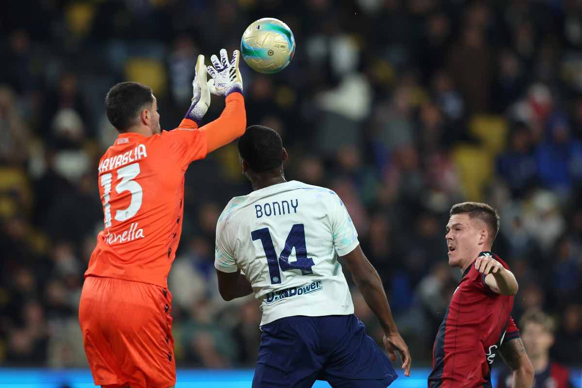 Federico Ravaglia in uscita su Bonny durante Bologna-Inter di Supercoppa Italiana
