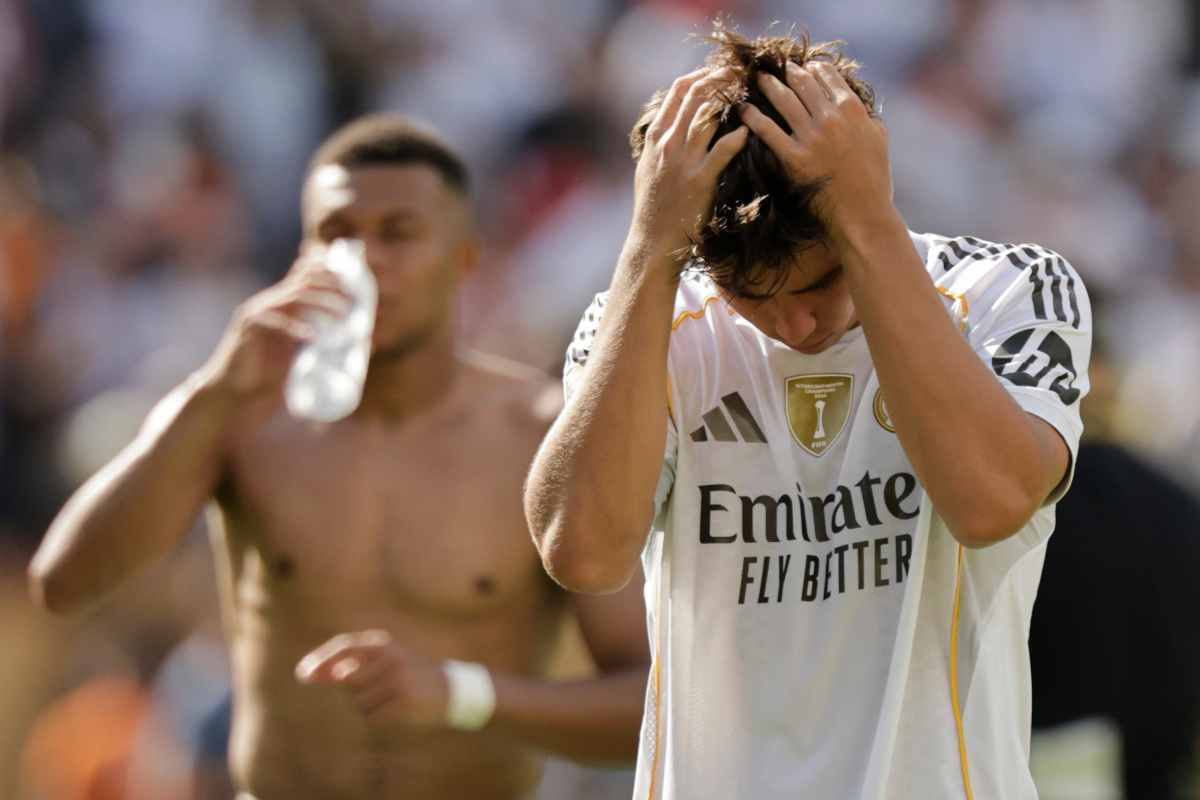 Un giocatore del Real Madrid con le mani in testa