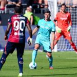 Remo Freuler e Michael Folorunsho durante Cagliari-Bologna
