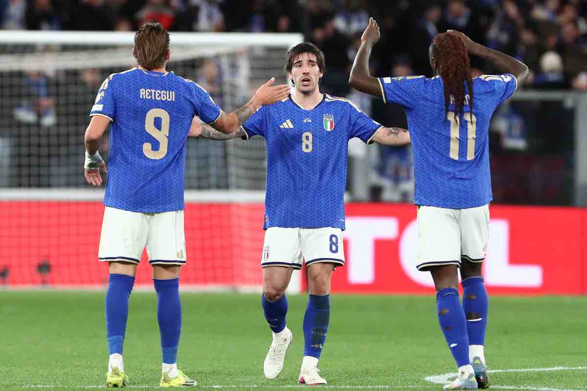 Retegui, Kean e Tonali festeggiano il gol che ha sbloccato Italia-Irlanda del Nord