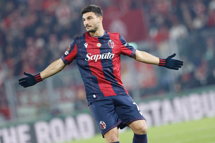 Riccardo Orsolini esulta con la maglia del Bologna