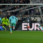 Riccardo Orsolini tira il rigore contro l’Udinese