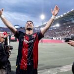 Riccardo Orsolini festeggia sotto la curva