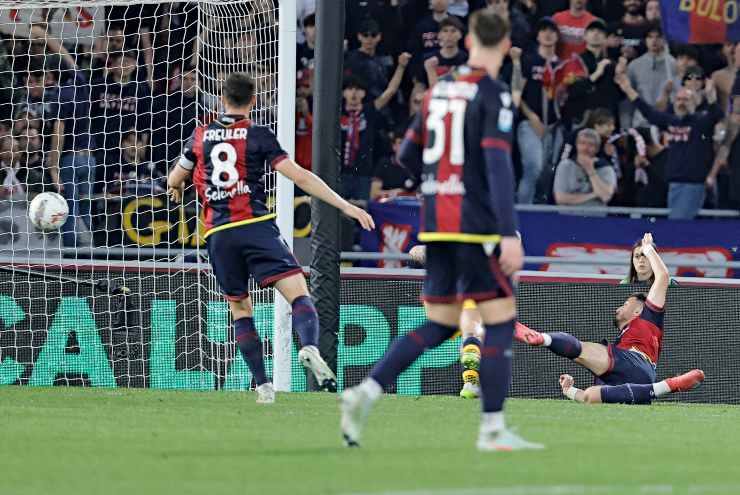 Riccardo Orsolini in semirovesciata contro l'Inter