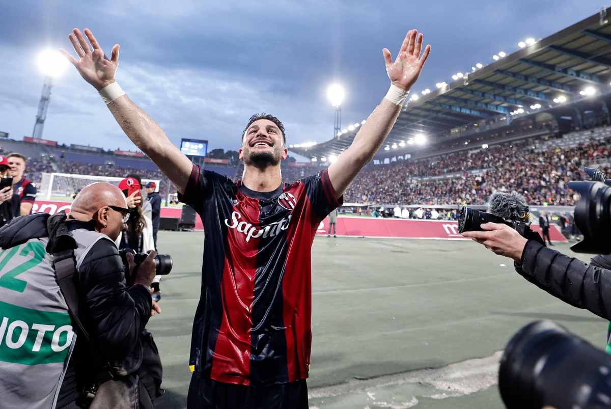 Riccardo Orsolini festeggia sotto la curva