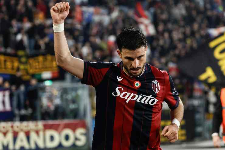 Riccardo Orsolini festeggia il gol