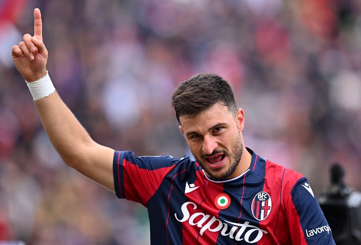 Riccardo Orsolini esulta dopo un goal segnato con la maglia del Bologna 