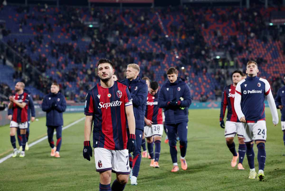 Riccardo Orsolini deluso, insieme ai compagni dopo la sconfitta