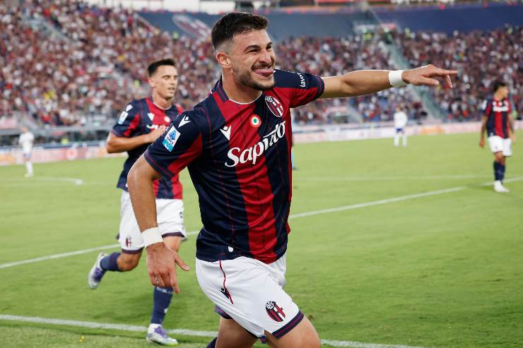 Riccardo Orsolini esulta dopo un gol