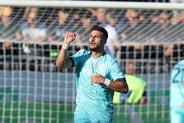 Riccardo Orsolini esulta per il gol