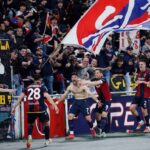 Riccardo Orsolini esulta senza maglia sotto la curva