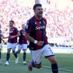 Orsolini esulta dopo il gol