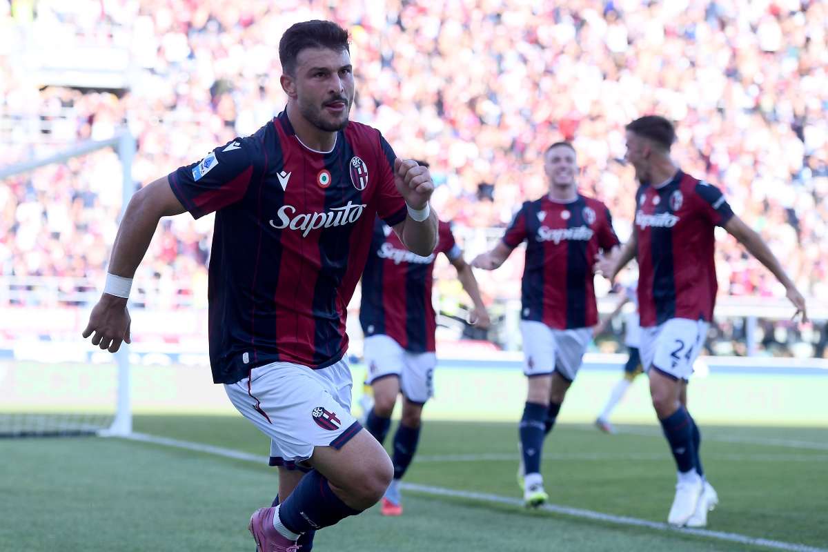 Orsolini esulta dopo il gol