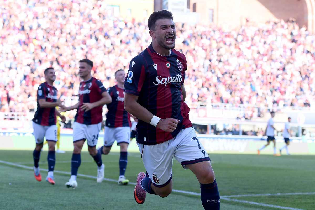 Orsolini esulta dopo il gol