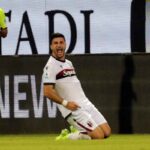Orsolini esulta dopo il gol